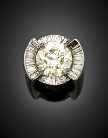 Anello platino con diamanti baguette a contornare un diamante rotondo di ct. 8,