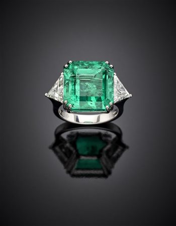 Anello in oro bianco con smeraldo ottagonale di ct. 13,64 circa e due diamanti