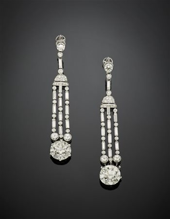 Orecchini pendenti articolati in platino e oro bianco con diamanti rotondi e ba