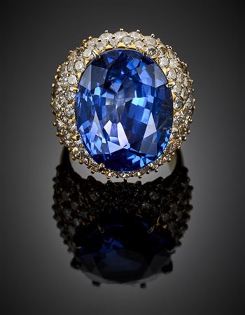 Anello in oro giallo con diamanti a contornare uno zaffiro ovale di ct. 32,66,