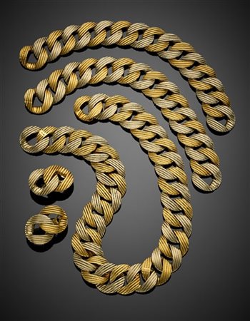 POMELLATO
Demi parure composta da lunga catena piatta e rigata in oro giallo e