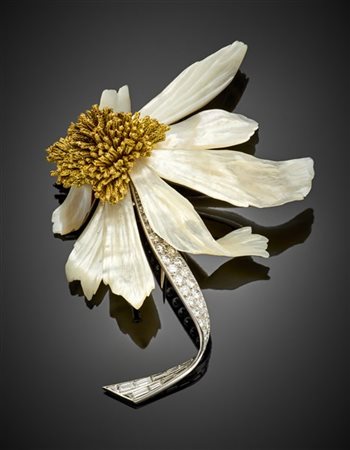 STERLE'
Broche a fiore in oro bianco e diamanti per complessivi ct. 2,60 circa
