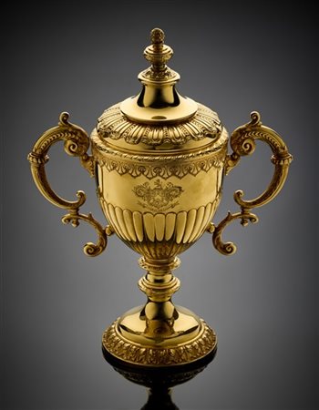 HUNT & ROSKELLCoppa biansata in oro giallo, con coperchio e rifinita con stemm