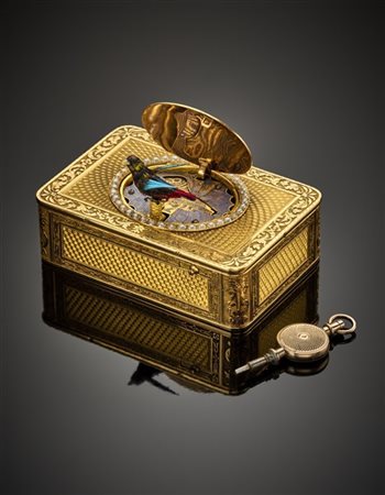 Scatola musicale in oro giallo cesellato con mezze perle sul coperchio rifinito