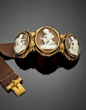 Bracciale composto da un elemento in oro giallo con tre cammei a soggetto class