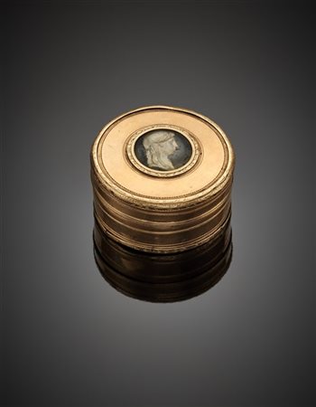 Tabacchiera rotonda in oro rosso 333/1000 e foderata in legno con scritte all'i