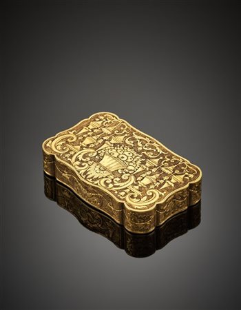 Scatola a profilo mosso in oro cesellato a cesto di frutta e grottesche, cm 7,5