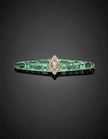 Spilla a barretta in platino con smeraldi ottagonali, carré e a cuscino e rifin