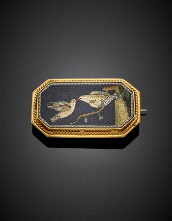 Spilla ottagonale in oro giallo con micromosaico di due colombi su diaspro ross