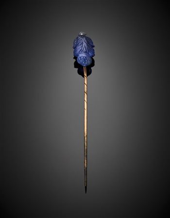 Spillone in oro giallo 333/1000 con zaffiro scolpito di cm 1,90 circa, g 3,40 c