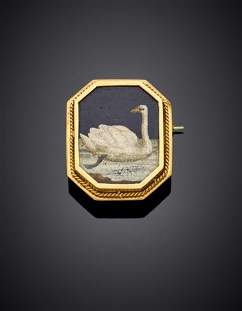 Spilla ottagonale in oro giallo con micromosaico di un cigno su diaspro rosso,