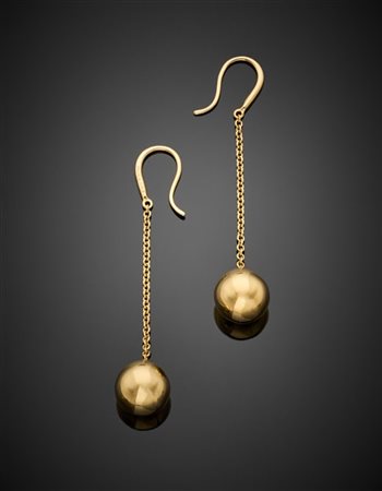 TIFFANY & CO
Orecchini pendenti in oro giallo terminati da boules di mm 10 circ