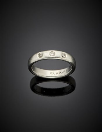 TIFFANY & CO 
Fede in platino con tre diamanti ottagonali per complessivi ct. 0