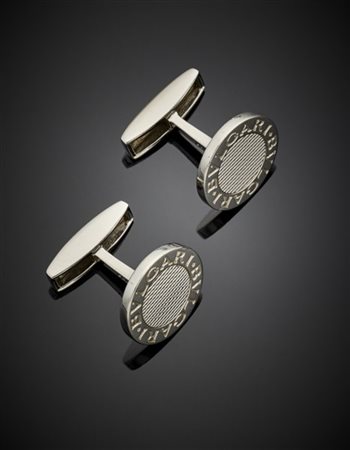 BULGARI
Gemelli in oro bianco cesellato, g 14,98 circa, diam. cm 1,50 circa. Fi