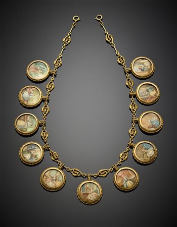 Collier articolato a nodi in oro giallo con undici miniature pendenti montate i
