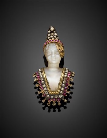 Spilla in oro giallo e argento con diamanti a mezza rosetta, rubini e quarzo ia