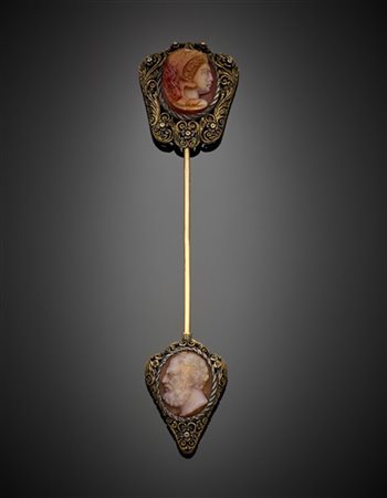 Spillone in oro giallo e argento con cammei in corniola, g 8,15 circa, lungh. c