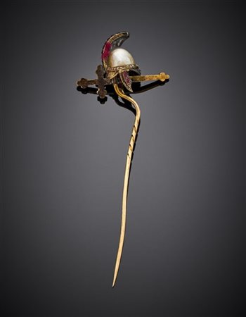 Spillone in oro giallo e argento decorato con elmo e spada rifinito con perla,