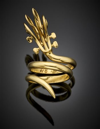ARMAN
Anello in oro giallo a guisa di riccio di violino, g 10,90 circa misura 1