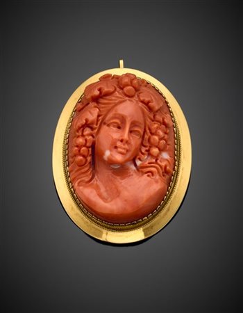 Spilla/pendente in oro giallo con cammeo in corallo arancione, g 37,41 circa, l
