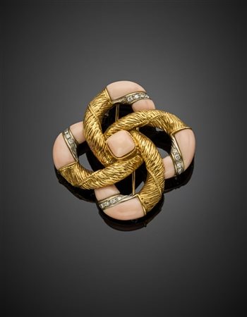 Broche in oro giallo e bianco a nodo con diamanti e corallo rosa g 54,04 circa,
