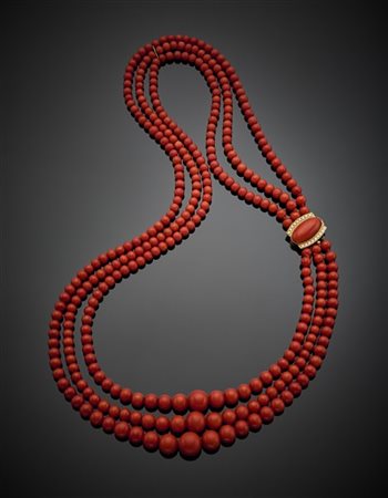 Collana a tre fili di boules in corallo rosso arancione a scalare da mm 5,00 a
