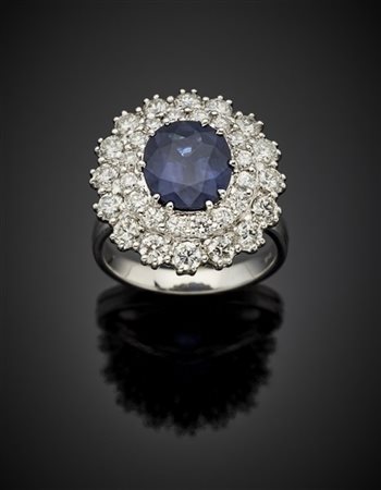 Anello in oro bianco con zaffiro ovale di ct. 2,45 circa e diamanti rotondi per