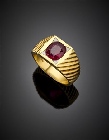 Anello in oro giallo rigato con rubino a cuscino di ct. 2,20 circa, dettagli in