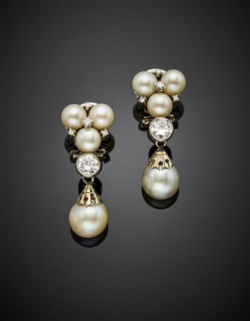 Orecchini pendenti in oro bianco, perle e diamanti a tenere due perle a goccia