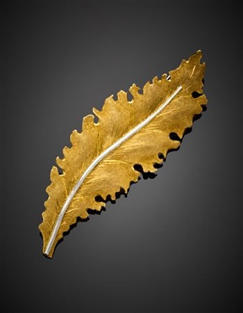 MARIO BUCCELLATI
Spilla in oro giallo cesellato e bianco a guisa di foglia dent