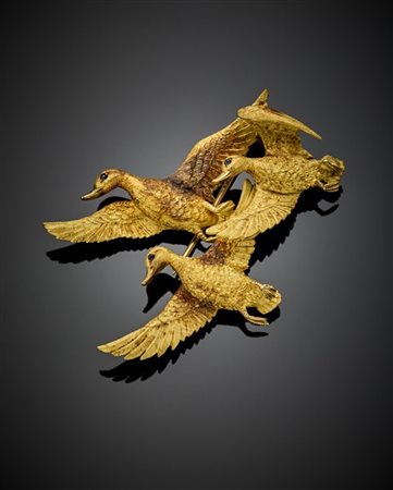 HERMES 
Spilla in oro giallo a guisa di tre anatre in volo, g 20,63 circa, lung
