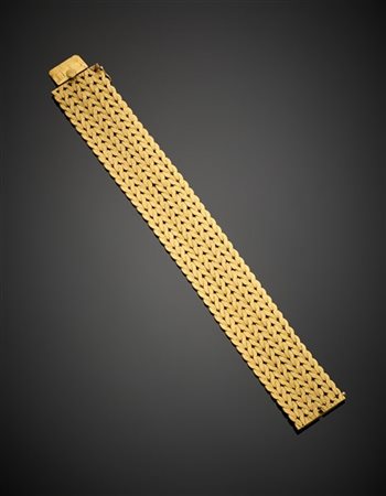 Bracciale in oro giallo a maglia intrecciata piatta e satinata, g 84,77 circa,