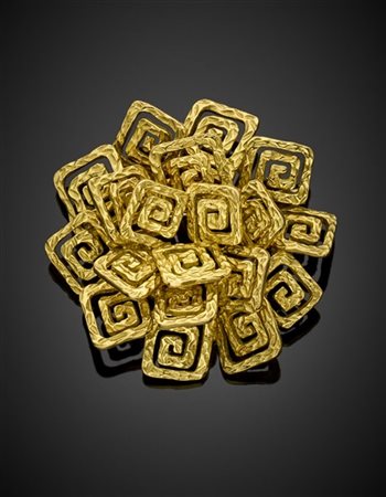 POMELLATO
Spilla in oro giallo martellato, g 31,86 circa, diam. cm 4,60 circa.