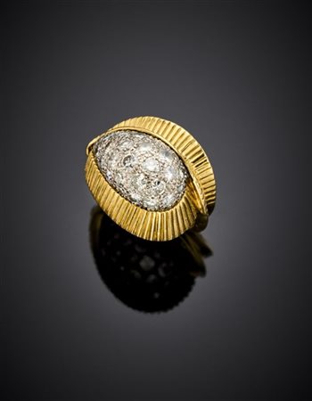 Anello in oro giallo e bianco con pavè di diamanti, g 9,13 circa misura 11/51.