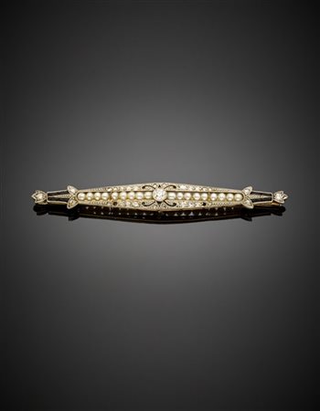 Spilla a barretta in oro e platino con perle, diamanti e onice, g 4,60 circa, l
