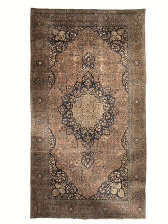 Grande tappeto persiano, fondo tabacco decorato da motivo floreale e...