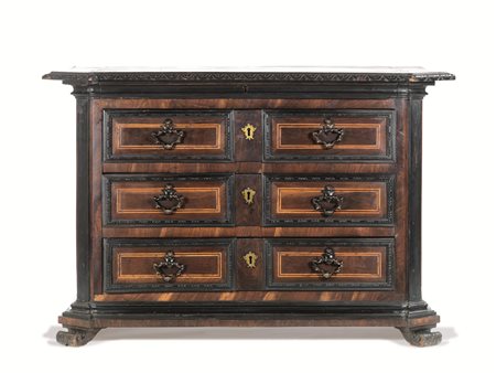 Cassettone, Italia centrale, prima metà sec. XVIII, in noce intagliato e...