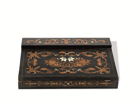 Scatola-scrittoio, sec. XIX, in legno ebanizzato e intarsiato a volute...