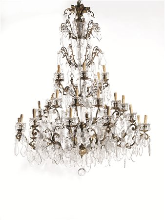 Lumiera, in bronzo, vetro e cristallo, a tre ordini di luci per complessivi...