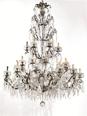 Lumiera, in bronzo, vetro e cristallo, a tre ordini di luci per complessivi...