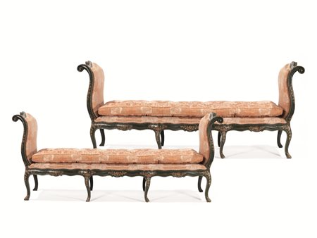 Coppia di divani a panchetta, Venezia, metà sec. XVIII, in legno dipinto nei...