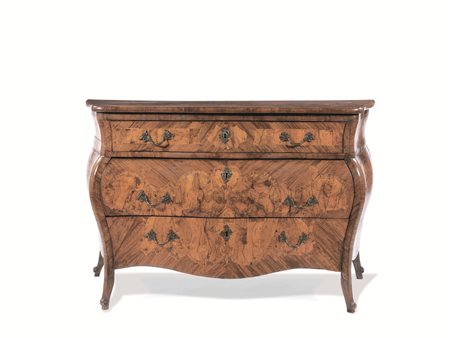 Cassettone, Lombardia, metà sec. XVIII, in noce e radica di olivo, piano...