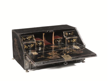 Piccolo scrittoio da viaggio, Venezia, fine sec. XVIII, in legno ebanizzato,...