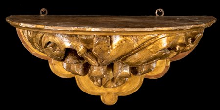  
Mensola a goccia in legno intagliato e dorato, XX secolo 
 cm 32x64x36,5