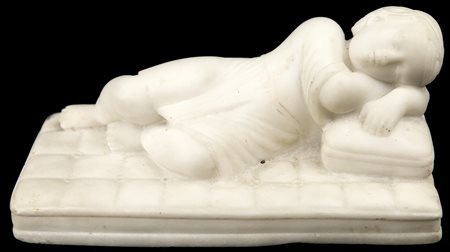  
Piccola scultura in marmo bianco, inizi XX secolo 
 cm 11x22,5x12