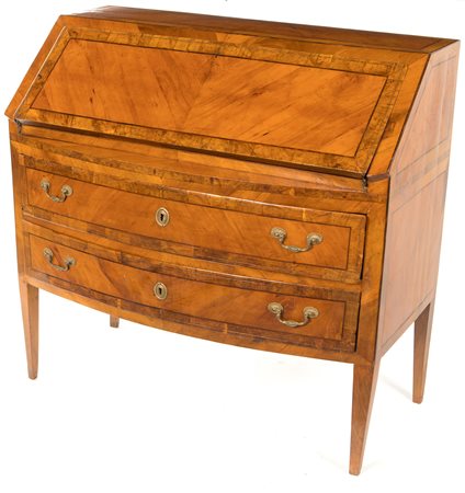  
Ribaltina in ciliegio, fine del XVIII secolo 
 cm 98x101x47