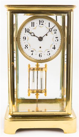  
Orologio tipo cappuccina in ottone dorato, prima metà del XX secolo 
 cm 30x17,5x13,5
