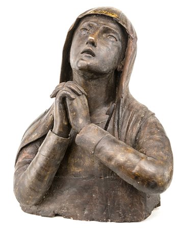  
Busto ligneo raffigurante Madonna addolorata, XVII secolo 
 cm 52x48x20 ca.