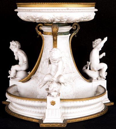 
Centrotavola in biscuit e bronzo dorato, XIX secolo 
 cm 37x40