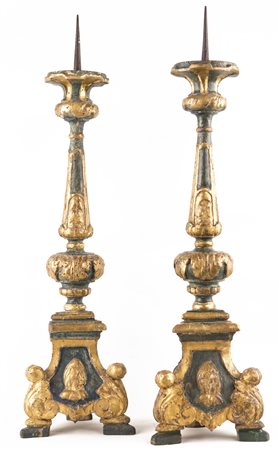  
Coppia di torciere Luigi XIV in legno intagliato, laccato e dorato 
 altezza cm 54 